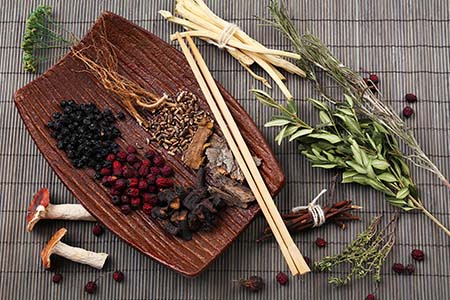 Essen und Gewürze mit Stäbchen angerichtet als Symbol für eine energetische TCM Ernährung